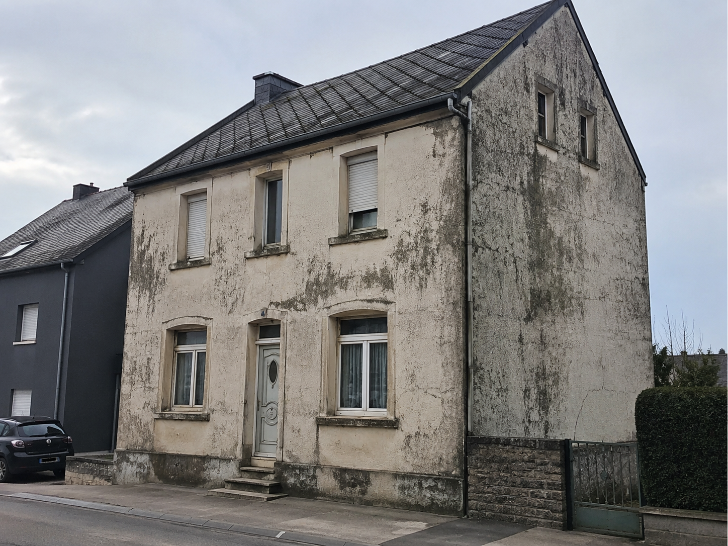 Façade ancienne à Namur avant isolation et rénovation