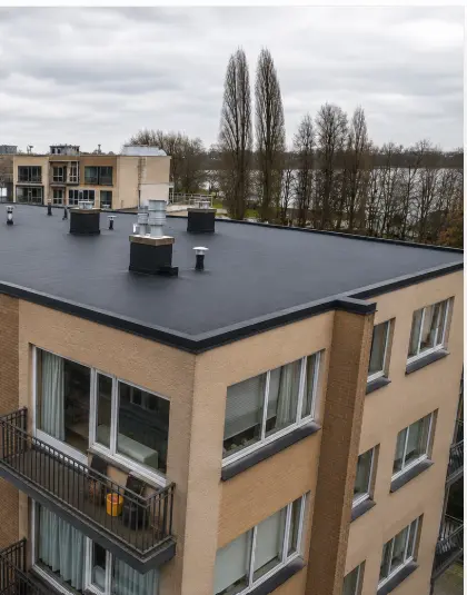 Toiture plate après rénovation et isolation à Liège