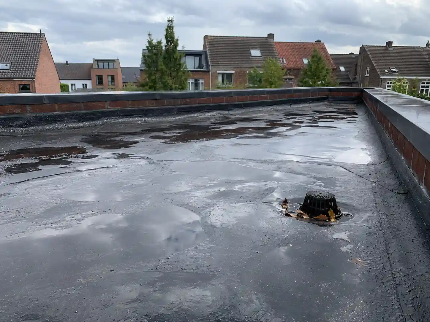 Eau stagnante après la pluie sur une toiture plate
