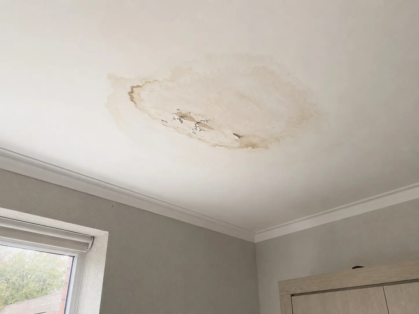 Tache d’humidité au plafond sous une toiture plate