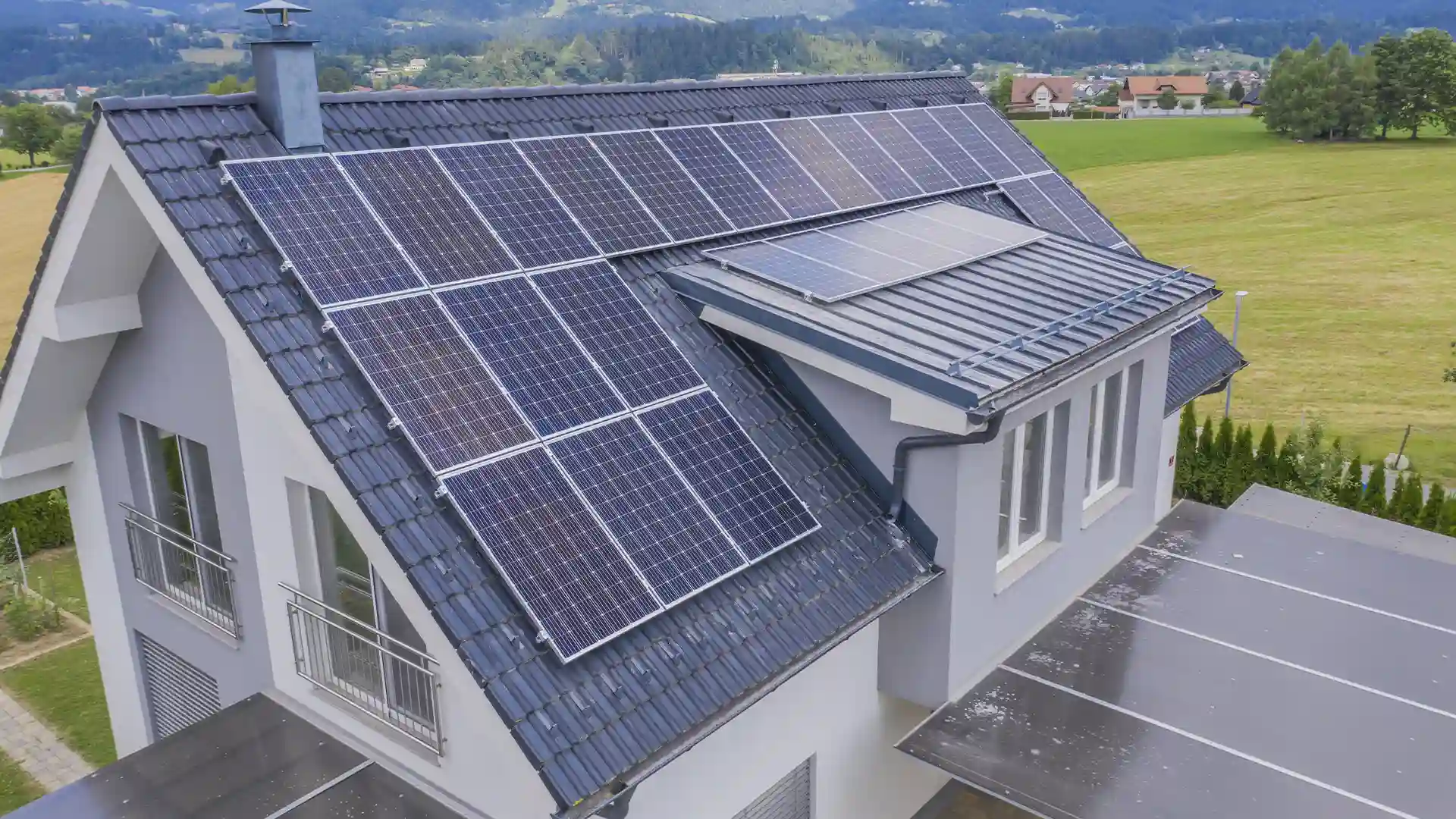 Installation de panneaux photovoltaïques sur une maison en Belgique
